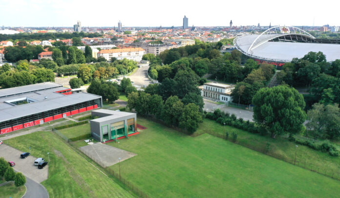 Dieses (sportliche) Areal soll schicker werden &ndash; und damit internationalen Anspr&uuml;chen gen&uuml;gen: Da- f&uuml;r wollen sich Stadt Leipzig und der Freistaat Sachsen stark machen. Foto: Andr&eacute; Kempner