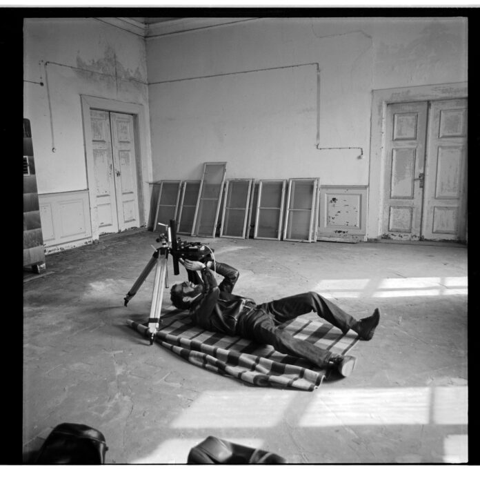 StadtAL_0598_Nr_2040 Gerhard Hopf bei der Aufnahme der Deckenmalerei im Barock-Schloss Wiederau bei Leipzig, Herbst 1983 Foto: Gerhard Hopf (mit Selbstausöser)