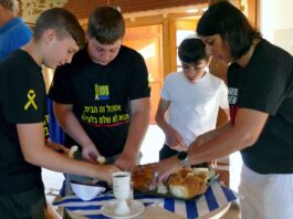 Shabbat-Abend mit deutschen und israelischen Jugendlichen in Grimma. Foto: Cornelia Killisch