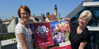 Antje Staacke (l.) und Doreen Barz organisieren die Hochzeitsmesse Leipzig in der LVZ-Kuppel. Foto: Annett Riedel