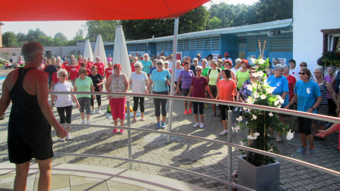 Mit dem traditionellen Aufw&auml;rmen begann der Seniorensporttag. Foto: Reinhard Weber