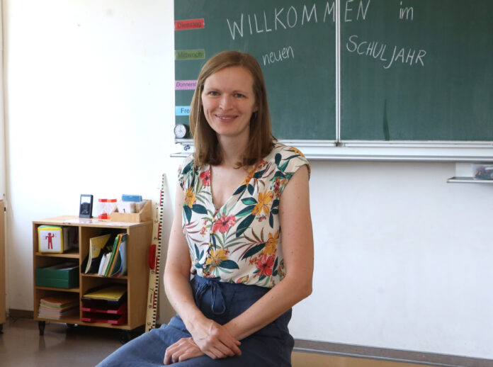 Portrt von Lehrerin Sonja Wollmann in ihrer Schule Die Leipziger Grundschullehrerin Sonja Wollmann hat schon drei Jahrgänge an Schülern eingeschult – jede Klasse sei anders, sagt die 35-Jährige. Fotos: André Kempner
