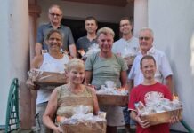 Ein Dankeschön gab es für 775. Blutspenden: Gabriele Seidel, Mike Gadomski (vorne von links), Jörg Recknagel, Jens Baumdick, Michael Fleck (Mitte von links), Rüdiger Rudeck, Gerd Gentsch und Bastian Gewehniger (hinten von links). Foto: privat