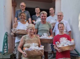 Ein Dankesch&ouml;n gab es f&uuml;r 775. Blutspenden: Gabriele Seidel, Mike Gadomski (vorne von links), J&ouml;rg Recknagel, Jens Baumdick, Michael Fleck (Mitte von links), R&uuml;diger Rudeck, Gerd Gentsch und Bastian Gewehniger (hinten von links). Foto: privat