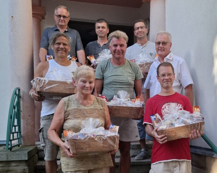 775_Blutspenden Ein Dankeschön gab es für 775. Blutspenden: Gabriele Seidel, Mike Gadomski (vorne von links), Jörg Recknagel, Jens Baumdick, Michael Fleck (Mitte von links), Rüdiger Rudeck, Gerd Gentsch und Bastian Gewehniger (hinten von links). Foto: privat
