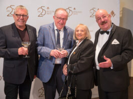 Waren beim 25. Jubil&auml;um des Krystallpalast Variet&eacute; in Leipzig 2022 zu Gast (v.l): Michael Weichert, Helmut K&uuml;lpmann, Traudel Thalheim und Max Laube. Foto: Stefan Hoyer