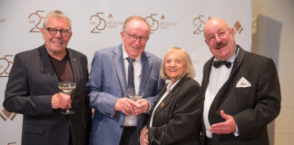 Waren beim 25. Jubiläum des Krystallpalast Varieté in Leipzig 2022 zu Gast (v.l): Michael Weichert, Helmut Külpmann, Traudel Thalheim und Max Laube. Foto: Stefan Hoyer