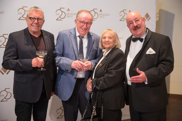 Waren beim 25. Jubil&auml;um des Krystallpalast Variet&eacute; in Leipzig 2022 zu Gast (v.l): Michael Weichert, Helmut K&uuml;lpmann, Traudel Thalheim und Max Laube. Foto: Stefan Hoyer