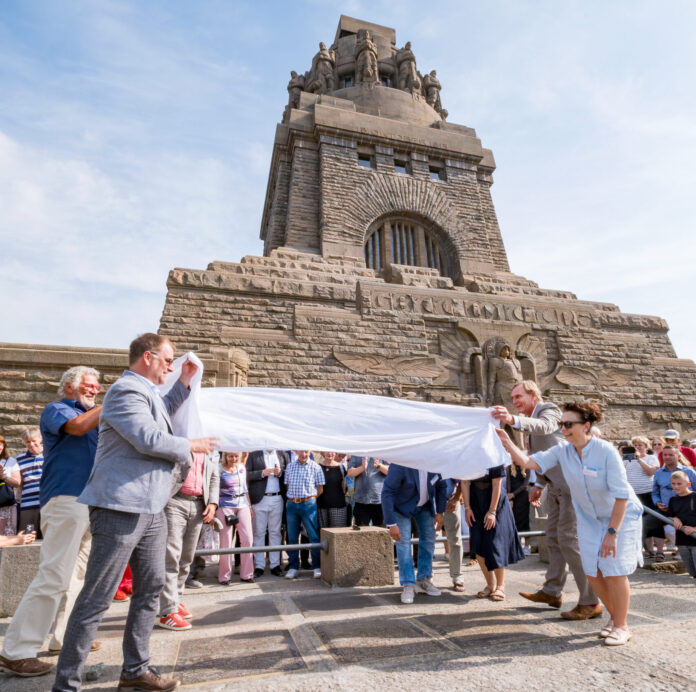 Stifterbriefübergabe 2024 Sie enthüllten gemeinsam die drei neuen Bronzetafeln: Klaus-Michael Rohrwacher, Dr. Anselm Hartinger, Oberbürgermeister Burkhard Jung und Dana Dolling-Fautz (v.l.) Foto: Michaela Weber