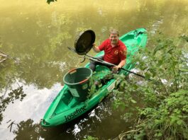 Beim Paddeln mit "Josefine" fischte Dirk Eckart einen riesigen Plastikfassdeckel aus der Wei&szlig;en Elster. Foto: meeco Communication Services