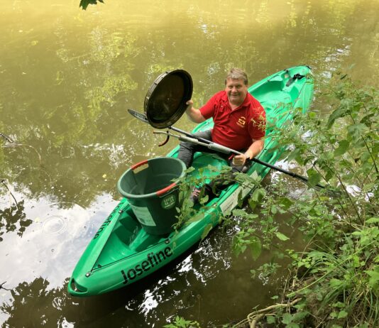 Beim Paddeln mit "Josefine" fischte Dirk Eckart einen riesigen Plastikfassdeckel aus der Wei&szlig;en Elster. Foto: meeco Communication Services