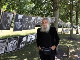 Er zeigt eine wahrlich umfangreiche Retrospektive in einer Freiluftausstellung auf dem S&uuml;d- friedhof: Fotograf Gerd Lehmann. Foto: Andr&eacute; Kempner
