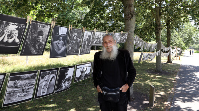 Portrt von Fotograf Gerd Lehmann in der Wander-Ausstellung auf dem Sdfriedhof in Leipzig Er zeigt eine wahrlich umfangreiche Retrospektive in einer Freiluftausstellung auf dem Süd- friedhof: Fotograf Gerd Lehmann. Foto: André Kempner