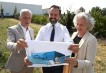Der Freistaat Sachsen und die Universität Leipzig wollen ein neues KI-Rechenzentrum bauen. v.l. Dieter Lehmann, Sebastian Gemkow und Ines Obergfell mit der Visualisierung. Foto: André Kempner