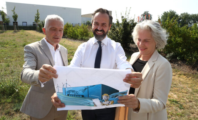 Freistaat Sachsen udn Universitt Leipzig wollen ein neues KI-Rechenzentrum bauen Der Freistaat Sachsen und die Universität Leipzig wollen ein neues KI-Rechenzentrum bauen. v.l. Dieter Lehmann, Sebastian Gemkow und Ines Obergfell mit der Visualisierung. Foto: André Kempner