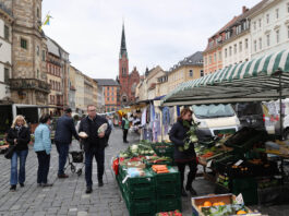 Altenburger Wochenmarkt eine Woche nach Ostern und in den Schulferien ist es ein ruhiger Markt. Es fehlen auch H&auml;ndler Foto: Mario Jahn