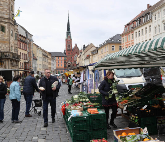 Altenburger Wochenmarkt eine Woche nach Ostern und in den Schulferien ist es ein ruhiger Markt. Es fehlen auch H&auml;ndler Foto: Mario Jahn