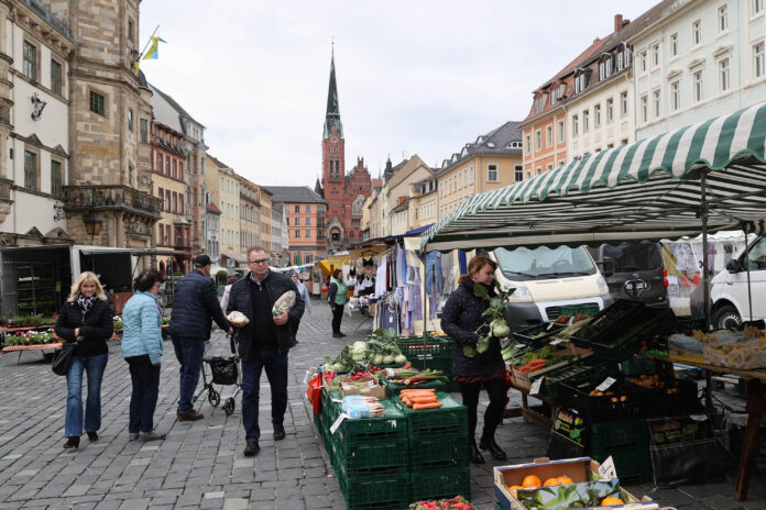 Wochenmarkt in Altenburg Altenburger Wochenmarkt eine Woche nach Ostern und in den Schulferien ist es ein ruhiger Markt. Es fehlen auch Händler Foto: Mario Jahn