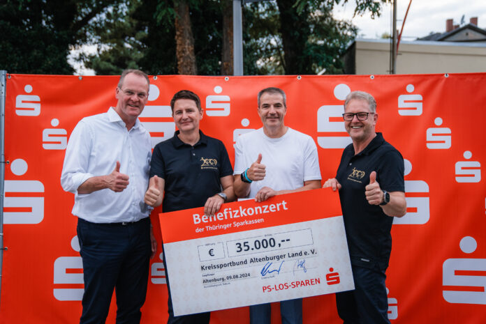 Sparkasse_200_Jahre_Scheck_Bus_Baum_Wannenwetsch Satte 35000 Euro gab es für den Kreissportbund Altenburger Land. Foto: M. Hofmann/Sparkasse Altenburger Land