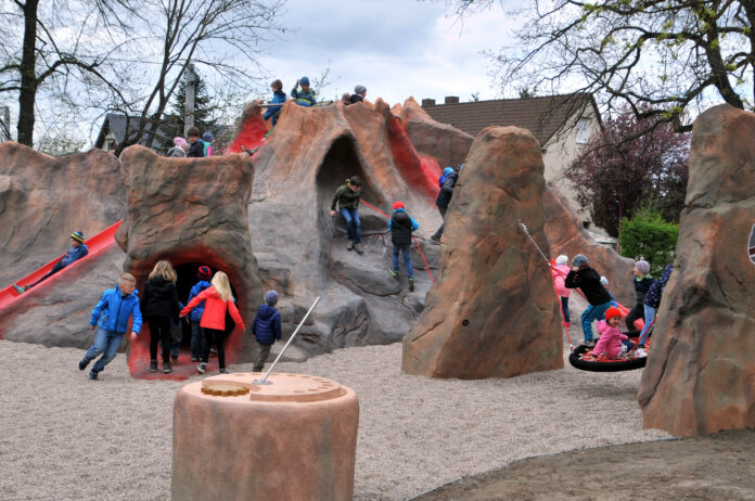 Vulkan-Spielplatz im Geopark Porphyrland Der Geopark Porphyrland feiert seinen 10. Geburtstag. Dafür gibt es am 19. Oktober ein großes Festival – bei dem auch der neue Vulkanspielplatz erobert werden darf. Foto: Frank Schmidt