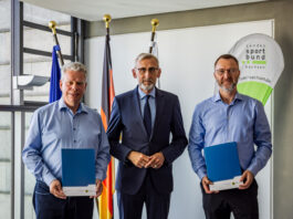 Sie unterzeichneten den neuen Zuwendungsvertrag: Ulrich Franzen, Innenminister Armin Schuster und LSB-Schatzmeister Frank Detlef Mayrle. Foto: Referat Kommunikation