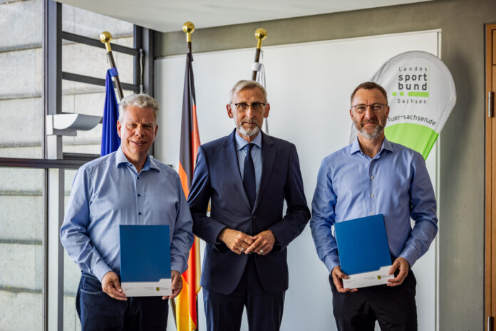 pic_20240829122453_f0928c25ff Sie unterzeichneten den neuen Zuwendungsvertrag: Ulrich Franzen, Innenminister Armin Schuster und LSB-Schatzmeister Frank Detlef Mayrle. Foto: Referat Kommunikation