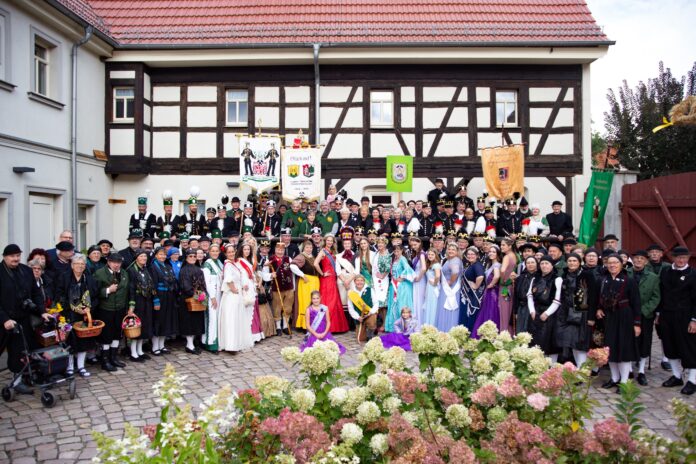 001_Rositzer_Kirmes Empfang der Bergbrüderschaften, Heimatvereine und Hoheiten im Bernsteinhof. Foto: Gemeindev