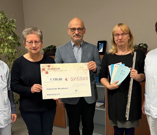 Das Klinikum Altenburger Land spendet zehn Euro je Teilnehmenden seiner Mannschaft beim Skatstadtmarathon an den Osterl&auml;nder Musikbund Altenburg e.V. Zur Scheck&uuml;bergabe versammelten sich Silke Eisner, Dr. Gundula Werner, Michael B&ouml;hme, Kathrin Osten und Ina Parakenings (von links) f&uuml;r ein Erinnerungsfoto. Foto: Christine Helbig