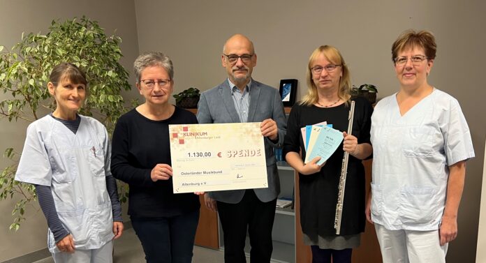 15-24_Scheck__bergabe_SSM Das Klinikum Altenburger Land spendet zehn Euro je Teilnehmenden seiner Mannschaft beim Skatstadtmarathon an den Osterländer Musikbund Altenburg e.V. Zur Scheckübergabe versammelten sich Silke Eisner, Dr. Gundula Werner, Michael Böhme, Kathrin Osten und Ina Parakenings (von links) für ein Erinnerungsfoto. Foto: Christine Helbig