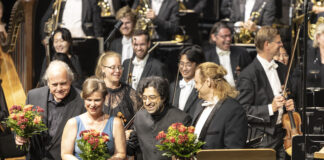 Im Vordergrund v. l. n. r.: Thomas Mohr (Tenor), Anne Preuß (Sopranistin vom Musiktheaterensemble des Theaters Altenburg Gera), Ruben Gazarian (Generalmusikdirektor am Theater Altenburg Gera), Roman Astakhov (Bassist) Im Hintergrund: Musiker:innen des Philharmonischen Orchesters Altenburg Gera. Foto: Ronny Ristok