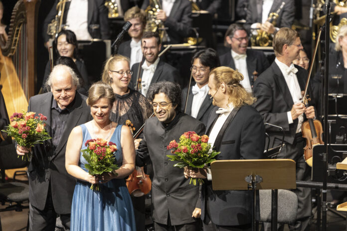 1phiko-zelt-6089 Im Vordergrund v. l. n. r.: Thomas Mohr (Tenor), Anne Preuß (Sopranistin vom Musiktheaterensemble des Theaters Altenburg Gera), Ruben Gazarian (Generalmusikdirektor am Theater Altenburg Gera), Roman Astakhov (Bassist) Im Hintergrund: Musiker:innen des Philharmonischen Orchesters Altenburg Gera. Foto: Ronny Ristok