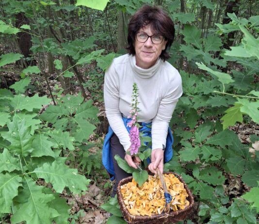 Sachverst&auml;ndige Claudia Dietrich bietet Pilzwanderungen durch die Region an. Foto: privat