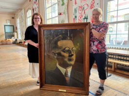 Natalie Meurisch (links), Volont&auml;rin f&uuml;r Restaurierung am Lindenau-Museum Altenburg, mit Simone Pokorny, stellvertretende Schulleiterin der Gemeinschaftsschule &bdquo;Erich M&auml;der&ldquo;, bei der &Uuml;bergabe des Portr&auml;ts. Foto: Steven Ritter