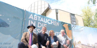 Jetzt geht's los: Prof. Ronny Maik Leder, Baubürgermeister Thomas Dienberg, Kulturbürgermeisterin Dr. Skadi Jennicke und OBM Burkhard Jung (v. l.) geben den symbolischen Startschuss für das neue Naturkundemuseum. Foto: Stadt Leipzig