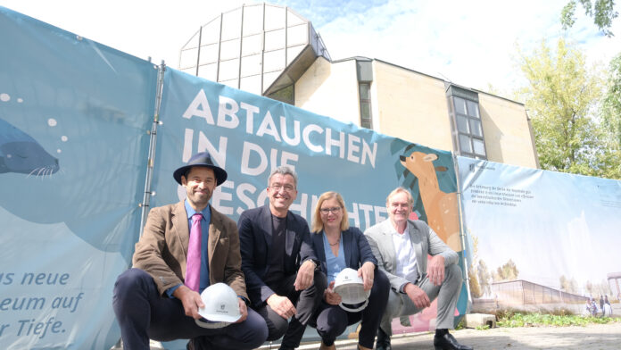 Jetzt geht's los: Prof. Ronny Maik Leder, Baub&uuml;rgermeister Thomas Dienberg, Kulturb&uuml;rgermeisterin Dr. Skadi Jennicke und OBM Burkhard Jung (v. l.) geben den symbolischen Startschuss f&uuml;r das neue Naturkundemuseum. Foto: Stadt Leipzig