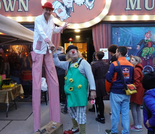 Bei der &ouml;ffentlichen Pr&auml;sentation der Leipziger Sammlung im Circus & Clownmuseum Wien waren auch G&auml;ste aus der Messestadt wie Clown Monello dabei. Foto: privat