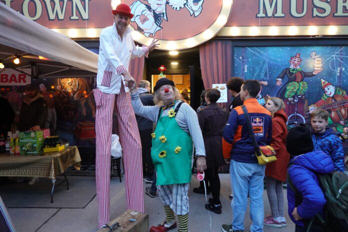 Bei der &ouml;ffentlichen Pr&auml;sentation der Leipziger Sammlung im Circus & Clownmuseum Wien waren auch G&auml;ste aus der Messestadt wie Clown Monello dabei. Foto: privat