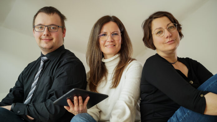 PiAS_PM_Bild1 Die bereichern die Vorschulbildung mit einer Lern-App aus Leipzig: Maximilian Wende, Dr. Sabine Völkel und Aud Peters haben in diesen Tagen