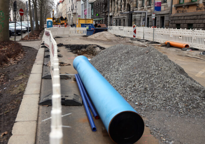 mmer mal wieder m&uuml;ssen Wasserrohrbr&uuml;che wie hier in der Kurt- Eisner-Stra&szlig;e repariert werden. Damit dies weniger wird, soll das Rohrnetz in Leipzig erneuert werden. Foto: Andr&eacute; Kempner