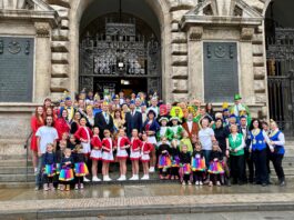In Leipzig sind wieder die N&auml;rrinnen und Narren los: P&uuml;nktlich am 11.11. um 11.11 Uhr waren sie angef&uuml;hrt von L&ouml;win Leila am Neuen Rathaus am Start. Foto: FKLK