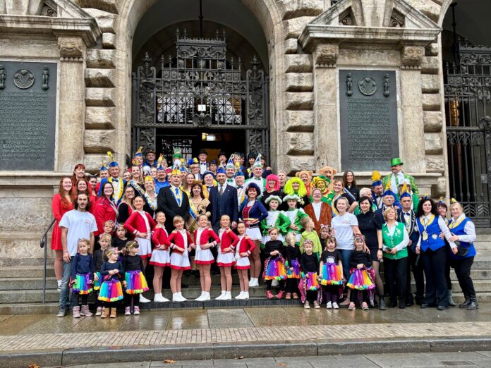 In Leipzig sind wieder die N&auml;rrinnen und Narren los: P&uuml;nktlich am 11.11. um 11.11 Uhr waren sie angef&uuml;hrt von L&ouml;win Leila am Neuen Rathaus am Start. Foto: FKLK