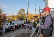Der Tradition entsprechend sprach Polier Jens Jaschke den Richtspruch aus. Foto: Jens Paul Taubert