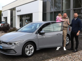 Dieses Fahrzeug ist ein weiterer Baustein f&uuml;r ein neues Leben: Bastian Berger nimmt mit Faye Emilia von Benjamin Dorn (r.) den Schl&uuml;ssel f&uuml;r den umgebauten Golf in Empfang. Foto: Andr&eacute; Kempner