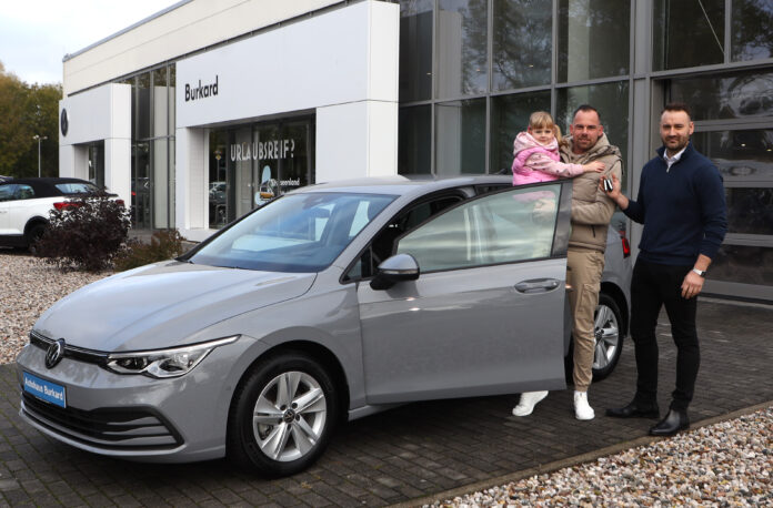 bergabe vom umgebauten Auto fr Bastian Berger im Autohaus Burkhard in Liebertwolkwitz Dieses Fahrzeug ist ein weiterer Baustein für ein neues Leben: Bastian Berger nimmt mit Faye Emilia von Benjamin Dorn (r.) den Schlüssel für den umgebauten Golf in Empfang. Foto: André Kempner
