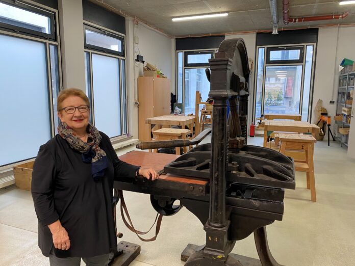 Forster_2 Angelika Forster an der historischen Kniehebelpresse, die dank ihres Einsatzes nun wieder im Studio des Lindenau-Museums ihren Platz gefunden hat. Foto: Ralf Miehle