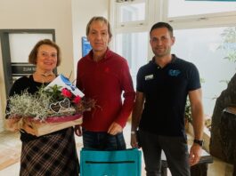 Gesch&auml;ftsf&uuml;hrerin Annett Koza und Betriebsleiter Ren&eacute; W&uuml;n- scher mit Christian Becker (Mit- te). Foto: PM