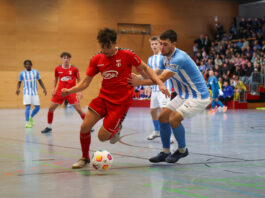 Das Hallenfu&szlig;ballturnier von Lok Altenburg, hier eine Spielszene aus der j&uuml;ngsten Auflage vom Jahres- beginn 2024, verspricht allen Fu&szlig;ballfreunden bei jeder Neuauflage spannenden Budenzauber. Foto: Mario Jahn