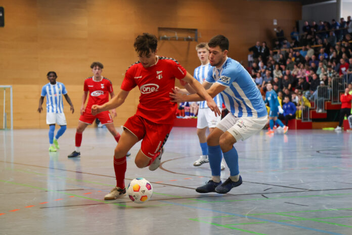 Das Hallenfu&szlig;ballturnier von Lok Altenburg, hier eine Spielszene aus der j&uuml;ngsten Auflage vom Jahres- beginn 2024, verspricht allen Fu&szlig;ballfreunden bei jeder Neuauflage spannenden Budenzauber. Foto: Mario Jahn