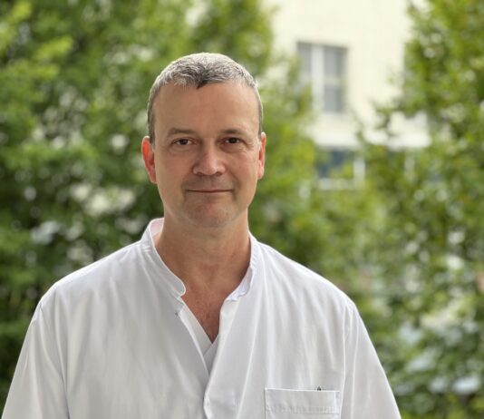 Chefarzt Dr. Rainer Fruth leitet seit Oktober die Klinik f&uuml;r Orthop&auml;die und Unfallchirurgie/Spezielle Unfallchirurgie sowie Sportmedizin am Klinikum Altenburger Land. Foto: Christine Helbig