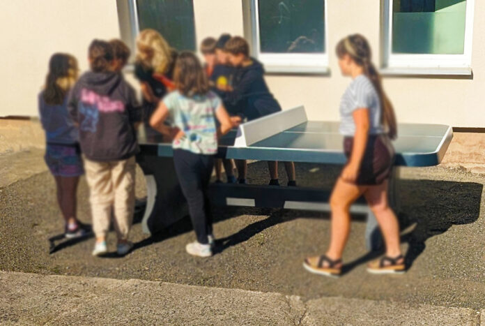 Spa&szlig; und Sport in der Pause: Die GCP Foundation finanziert eine Tischtennisplatte samt Zubeh&ouml;r f&uuml;r die Grundschule Delitzsch Ost. Foto: GCP Foundation